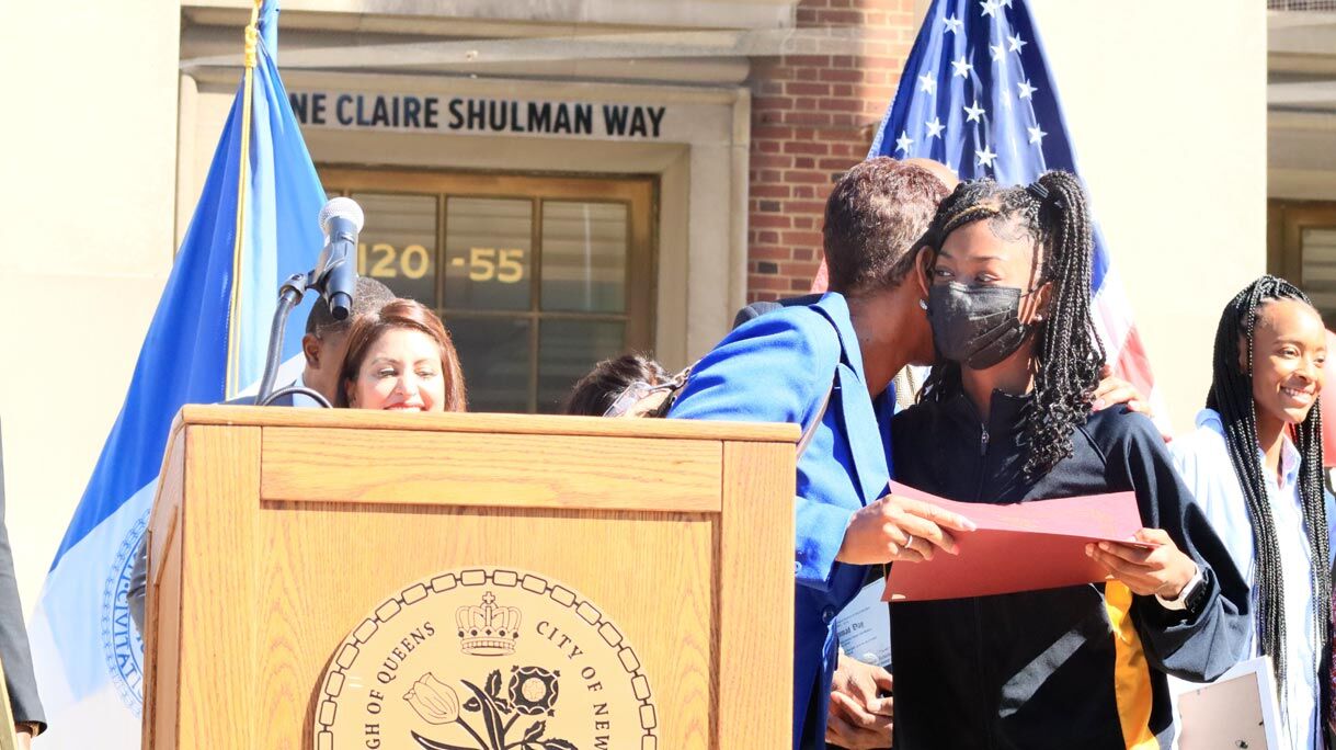 Olympic athletes get the keys to Queens 2